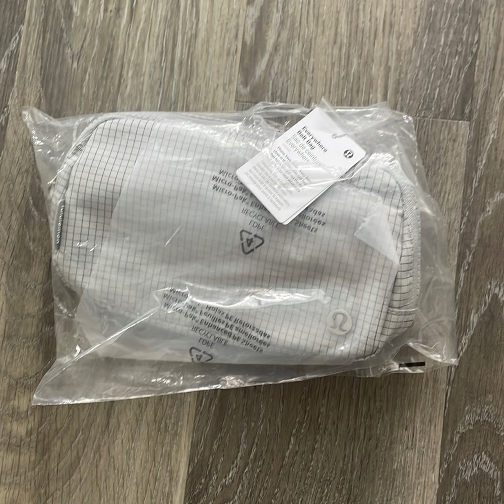 NWT Lululemon Everywhere Belt Bag graphite grey/seal grey